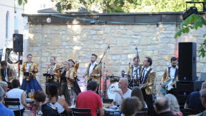 Bild: Andreas Brückmann
Die Funky Blues Rabbits legten beim Kummert Bräu in Amberg eine "Doppelschicht" ein. Zweimal vor jeweils 150 Gästen gaben sie ihren ersten Liveauftritt des Jahres.