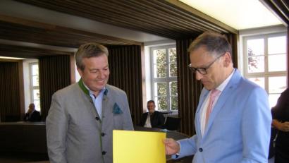 Bild: pz
Martin Rosner (links) ist neuer Leiter des Standesamts im Rathaus Waldsassen. Bürgermeister Bernd Sommer überreichte die Urkunden.