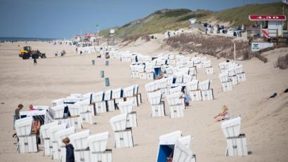 Archivbild: Christian Charisius/dpa
Strandkörbe stehen am Strand von Westerland auf Sylt in Schleswig-Holstein. Derzeit brauchen dort Einreisende aus dem bayerischen Landkreis Dingolfing-Landau einen negativen Coronatest.