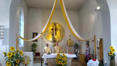 Bild: rfi
In der prachtvoll geschmückten Marienkirche in Kleinschwand zelebrieren Pfarrer Wilhelm Bauer (Zweiter von links) und Diakon Norbert Hammerl (links) den Festgottesdienst.