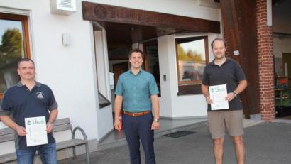 Bild: frd
An die beiden anwesenden Kommandanten, den ersten Kommandanten der Feuerwehr Lind, Stefan Pronold (rechts) und den zweiten Kommandanten der Obermuracher Wehr, Michael Albang (links), übergab Bürgermeister Rudolf. J. Teplitzky die Bestellungsurkunden.
