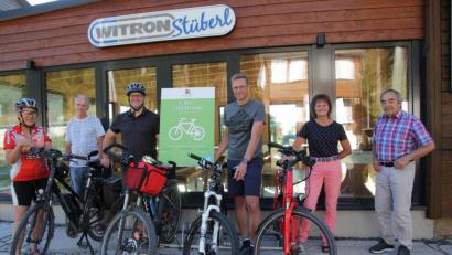 Bild: kro
Sie rühren kräftig die Werbetrommel für den "Witron-Kiosk" und die E-Bike-Ladestation im Skilanglaufzentrum: (von links) Ricarda Näger-Schöberl, Georg Sigritz, Jürgen Mark, Stefan Gmeiner sowie Monika und Rudi Pannrucker.
