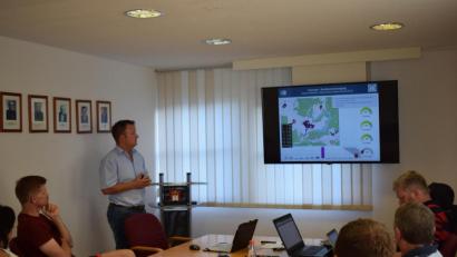 Bild: bnr
Eduard Maier von der Firma Breitbandberatung Bayern zeigt dem Gemeinderat den Weg in die digitale Zukunft.