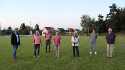 Bild: jr
Neuwahlen gab es bei der Spendengemeinschaft SV-Freunde Pechbrunn-Groschlattengrün. Im Bild (von links) Bürgermeister Stephan Schübel, der wiedergewählte Vorsitzende Ludwig Hecht, der seit 18 Jahren im Amt ist, Günter Geiler, Jörg Kraus, Walter Stiefl, Kevin Lang und Arno Ritz.