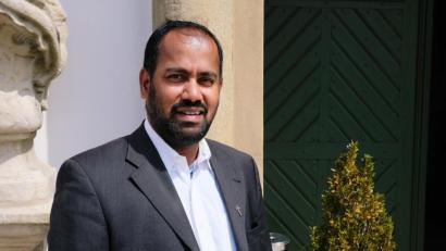 Bild: do
Der Prämonstratenser-Pater Soosai ist derzeit in der Pfarreiengemeinschaft Speinshart als "Vikar zur besonderen Verwendung" tätig und wartet auf einen Flug nach Indien, wo er nach einem langjährigen Wirken in Freising/Neustift ein neues Aufgabenfeld im südindischen Bundesstaat Tamil Nadu bekommt