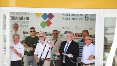 Bild: Gerhard Götz
Oberbürgermeister Andreas Feller eröffnete mit einem gekonnten Schnitt das Kulturstadtjahr. Der Kulturstadt-Pavillon ist jeweils ab Mittwoch geöffnet.