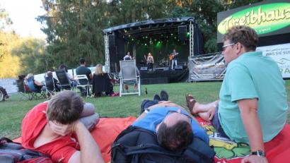Bild: Kunz
So sieht's aus auf der "Eventwiesn" im Schätzlerbad: Man liegt herum und genießt die Musik von der Bühne.
