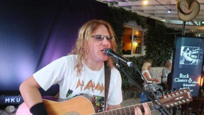 Bild: Kunz
Mathias "Lemmy" Kiener begeistert mit seiner Gitarre und der Multimedia-Show im Biergarten.