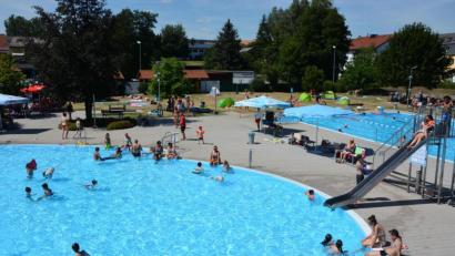 Bild: jr
Abstand wahren im Waldsassener Egrensisbad. Umlagert war vor allem das Nichtschwimmerbecken, wo es Familien mit Kindern sichtlich gefiel.