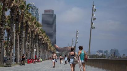 Bild: Thiago Prudencio
Zwei Frauen spazieren entlang der Strandpromenade in Barcelona. Das Auswärtige Amt warnt nun vor Reisen nach unter anderen Barcelona.