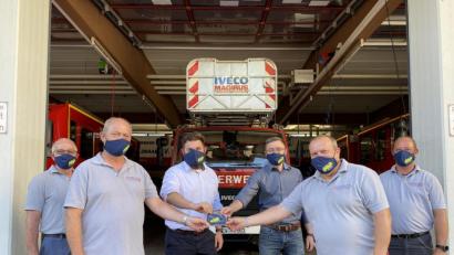 Bild: exb
Der Feuerwehrverein übergibt die Masken an die aktive Wehr.