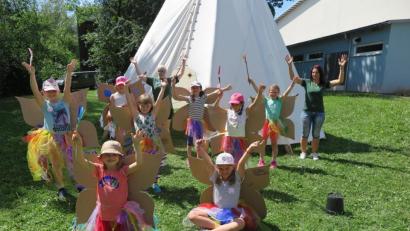 Bild: jzk
Eine abwechslungsreiche Ferienwoche verbrachten die kleinen Hexen und Elfen mit ihren Betreuerinnen Jasmin Rädlein und Teresa Rödner (hinten von rechts) auf dem Gelände der Grundschule Kemnath.