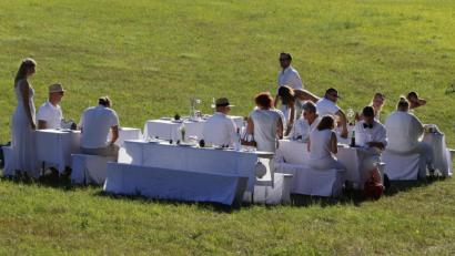 Bild: mfh
Mitten im Grünen: In edlem Weiß festlich gedeckte Tisch. Ebenso sind die Teilnehmer des 1. White Diner Sulzbach-Rosenberg ganz in Weiß gekleidet.