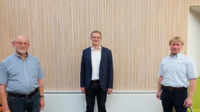 Bild: ohr
Stellvertretender Vorsitzender des Zweckverbandes zur Wasserversorgung der Pretzabrucker Gruppe, Georg Köppl (links), leitet die Versammlung im großen Sitzungssaal des Marktes Schwarzenfeld bis zum Abschluss der Neuwahl. Der Ausscheidende gratuliert Bürgermeister der Gemeinde Schwarzach, Franz Grabinger (Mitte), zum Vorsitzenden und Amtskollegen Markus Schiesl, Altendorf (rechts), zum Stellvertreter.

. x