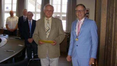 Bild: pz
Bürgermeister Bernd Sommer überreichte Karl-Hans Hofmann (Zweiter von rechts) bei der Feierstunde im Rathaus die Versetzungsurkunde in den Ruhestand. Mit dabei waren die Vertreter der Stadtratsfraktionen sowie die Bürgermeister-Stellvertreter sowie die Abteilungsleiter der Stadtverwaltung.