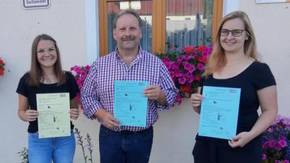 Bild: ld
Bürgermeister Bernhard Schindler freut sich, dass es Jugendbürgermeisterin Lilli Glowka (links) und der Jugendbeauftragten Maria König gelungen ist, wenigstens vier Veranstaltungen im Ferienprogramm anbieten zu können.