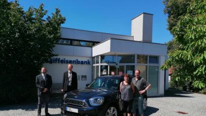 Bild: vsr
Der Krummennaaber Glückspilz Anton Schmidt und seine Frau (beide rechts) freuen sich über ihren Gewinn, einen nagelneuen Mini Cooper SE Countryman im Wert von über 44.000 Euro. Geschäftsstellenleiter Harald Birk (links) und Individualkundenbetreuer Thomas Wenning (Zweiter von links) gratulierten den glücklichen Gewinnern.