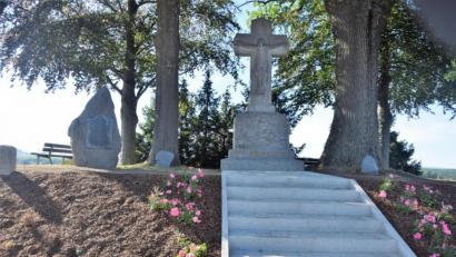 Bild: fz
Ein Blickfang ist das neu sanierte Kriegerdenkmal in Neuhaus. Besonders ins Auge fällt der Granitaufgang.