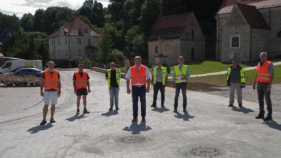 Bild: Stefan Braun
1. Bürgermeister Stefan Braun bei der Schlussabnahme der Baumaßnahmen zur Dorferneuerung in Pfaffenhofen mit der Fa. Englhard Bau GmbH, dem Amt für ländliche Entwicklung Oberpfalz und dem Ingenieurbüro Renner + Hartmann Consult