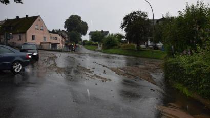 Bild: fla
Wieder einmal hat es die Fahrenbergstraße getroffen. Bereits beim letzten Gewitter wurden Erde, Steine und Äste angeschwemmt.