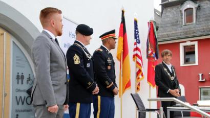 Bild: jma
v.r.n.l. Bürgermeister Wolfgang Nierhoff, Bataillonskommandeur Lieutnant Colonel Angel Llompart, Sergeant Major David Cecil und Pressesprecher Andre Potzler.