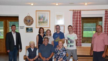 Bild: bey
Sepp Hartung wird bei der Feier zum 70. Geburtstag von seiner 91-jährigen Mutter Barbara (links) und Ehefrau Liesl in die Mitte genommen. Sohn Mario mit Ehefrau Stefanie, den Kindern Lena und Felix, Bürgermeister Rainer Rewitzer (links) und TSV-Vorsitzender Josef Windirsch gehören zum Kreis der Gratulanten.