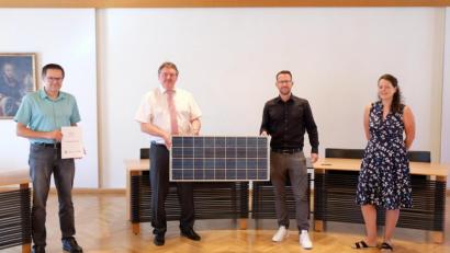 Bild: Stefanie Gradl
Geschäftsleiter Harald Kergl, Bürgermeister Hans-Martin Schertl, Stefan Trummer von der Firma Voltgrün und Lucia Gold (von links) von der Energie Verwaltungs GmbH unterzeichnen den Gesellschaftsvertrag für eine Bürgerenergie Vilseck GmbH&Co.KG".