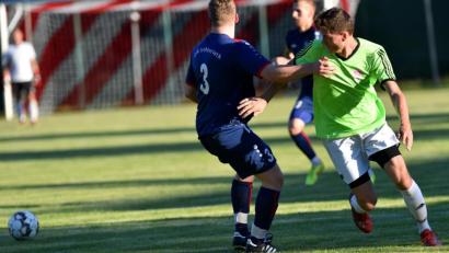 Bild: A. Schwarzmeier
Eine schnelle Finte, sich vom Gegenspieler lösen: Endlich können die Raffinessen des Fußballs wieder Mann gegen Mann eingesetzt werden. Das erste Testpiel-Wochenende unter Corona-Bedingungen ging problemlos über die Bühne.