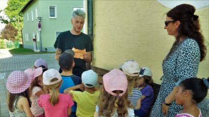 Bild: jml
Durch ganz Kohlberg führte die Schnitzeljagd der Schulanfänger. Spannend ist, was Sebastian Reil vom Kindergartenteam da als neuen Hinweis vorliest. Auch Marion Eitel (Zweite. von rechts), die Leitern der Arche Noach, ist bei der Schatzsuche dabei.