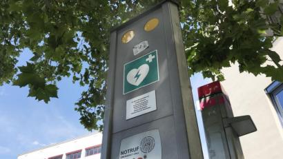 Bild: Gabi Schönberger
Der Defibrillator am Witt-Platz war laut Stadtrat Rainer Sindersberger zwei Mal in zehn Jahren im Einsatz.