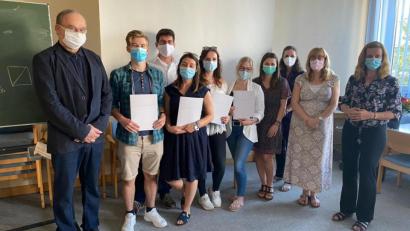 Bild: Bühner
Die ersten Absolventen von Berufsschule plus freuen sich zusammen mit ihren Lehrern.