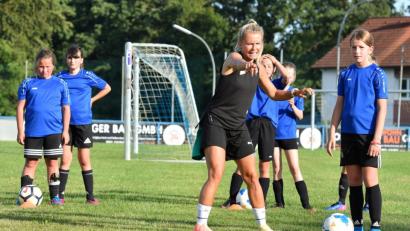 Bild: A. Schwarzmeier
Julia Simic zeigt, was zu machen ist: Die Profifußballerin absolvierte am Mittwochabend eine zweistündige Trainingseinheit mit den Mädchenfußballerinnen des SV Altenstadt/Voh.