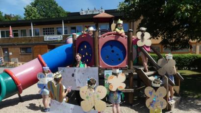 Bild: rn
Die Feenflügel sind bereits fertig, die Feenröcke noch in Fertigung: Unter Leitung von Sarah Gottsche lassen sich die Kleinen bei der Ferienwoche verzaubern und begeistern.