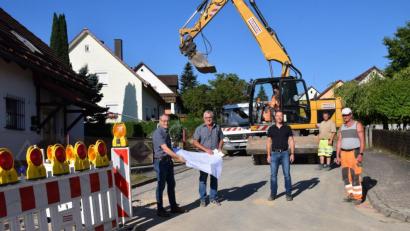 Bild: bö
In Rieden werden in der Taubenbacher Straße und im Ziegelweg die Wasserleitungen erneuert. Be einem Ortstermin überzeugen sich Bürgermeister Erwin Geitner, Hans Böckl vom Ingenieurbüro Weiß aus Neunburg vorm Wald, Bauleiter Christian Buchner und Polier Siegfried Meyer von der Baufirma Strabag über den Baufortschritt.