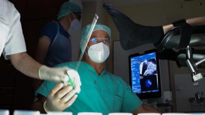 Bild: Klinikum Fichtelgebirge/exb
Dr. Alexander Kugler führt eine Fusionsbiopsie durch. Das spezielle neue Ultraschallgerät, das zusätzlich auch bei anderen Untersuchungen verwendet werden kann, wurde vom Klinikum für einen sechsstelligen Betrag angeschafft.