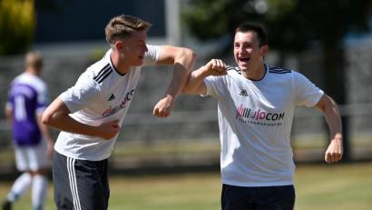 Bild: A. Schwarzmeier
Zwei Grafenwöhrer Spieler, die sich corona-konform freuen: Lukas Wiesnet (links) beglückwünscht Patryk Bytomski zu dessen Führungstor. Das Testspiel zwischen dem TSV Detag Wernberg und der SV Grafenwöhr am Samstagnachmittag war eines der ersten nach der Freigabe durch die Politik.