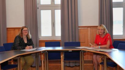 Bild: Wiesel/OTH Amberg-Weiden/exb
Christine Tschöl (links), Leiterin des ZMF, und Professor Andrea Klug, Präsidentin der OTH Amberg-Weiden, unterschreiben die Kooperationsvereinbarung.