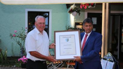 Bild: sne
Helmuth Wächter (links) erhält von seinem Nachfolger Edgar Knobloch die Ernennungsurkunde und darf sich von nun an Altbürgermeister nennen.