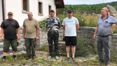Bild: dl
Vorsitzender Jürgen Strasser (links) und Gewässerwart Alois Decker (rechts) gratulieren den erfolgreichen Anglern Josef Blab, Mario Danner und Markus Noha (von links).