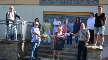 Bild: jr
Kornelia Rosner (Mitte) gehörte 29 Jahre lang zum Stamm der Kliniken AG. Gesamtbetriebsratsvorsitzender Roland Gleißner (unten rechts) und stellvertretender Betriebsratsvorsitzender Gunar Prauschke (unten links) dankten für ihren Einsatz. Im Hintergrund die weiteren Betriebsräte (von links) Rudolf Werner, Beatrix Zeitler, Cornelia Kisser, Fritz Rüth, Dagmar Ruhle, Jens Memminger, Schwerbehindertenbeauftragte Cornelia Beer, Carmen Roose und Tanja Staufer.