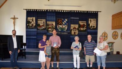 Bild: gi
Bürgermeister Armin Bulenda (links) dankt treuen Touristen mit Geschenken.