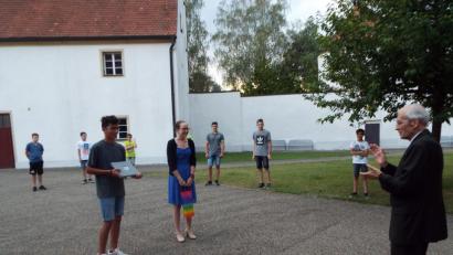 Bild: ll
Die Oberministranten Michaela Fischer und Elias Henfling gratulierten Pfarrer Georg Braun im Namen der Michelfelder Messdiener.