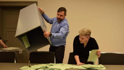 Bild: szl
Am Wahlsonntag selbst als Helferin dabei war Bettina Krapfl (rechts). Die Altenpflegerin kandidierte selbst für die Freien Wähler für den Marktrat Plößberg und freut sich nach dem Auszählen über einen Sitz im Gremium.