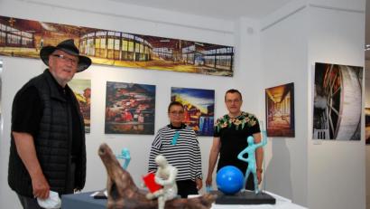 Bild: gsp
Horst Kießling (links), Beatrice Nunold und Uwe Könemann zeigen ihre Werke in der Galerie Triceartopos.