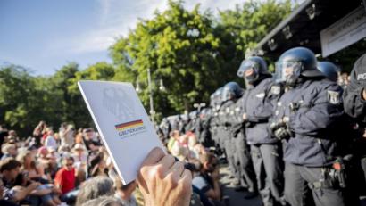 Bild: Christoph Soeder / dpa
Am Samstag demonstrierten in Berlin zigtausende Menschen gegen Corona-Maßnahmen. Die Polizei hatte die Veranstaltung wegen Verstößen gegen Hygienevorgaben aufgelöst.