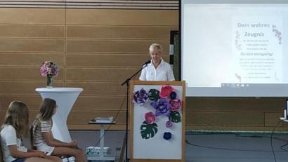 Bild: mez
"Du bist einzigartig!" lautete die Botschaft bei der Verabschiedung der Grundschüler. Rektorin Gudrun Lehner sorgte mit ihrer Kollegin Monika Heim für einen würdigen Rahmen bei der kleinen Feierstunde.