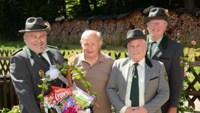 Bild: ker
Eine Abordnung des Bruderrbunds gratuliert (von links): Schützenmeister Werner Grünthaler, Jubilar Gerhard Schwab, Hans Siegert und Günter Pilhofer.
