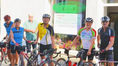 Bild: fjo
Unter fachkundiger Vorbereitung von Alexander Kießling (Mitte) beginnen Hermann Völkl und Margot Wagner (von links) in Begleitung von Michael Kleber die von Lisa Schötz (von rechts) gewünschte Radtour bei Erich Zehent (Dritter von links).