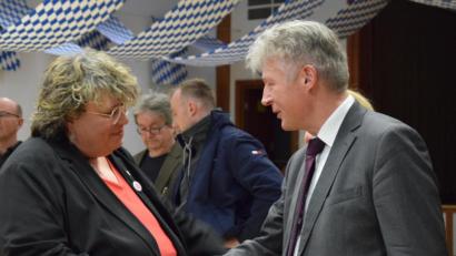 Bild: szl
Susanne Bittner, SPD-Bürgermeisterkandidatin, gratuliert Lothar Müller (CSU) zur Wiederwahl als Plößberger Rathauschef.
