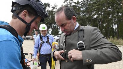 Bild: Petra Hartl
Der Minister rüstet sich für Gegenwind: Hubert Aiwanger beim Windrad in Gebenbach.